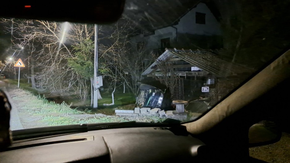 KARAMBOL KOD ČAČKA Automobil uleteo u dvorište porodične kuće, pa završio na krovu (FOTO)