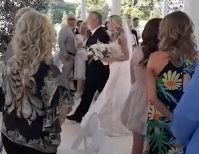 TATA ZAUSTAVIO VENČANJE I RASPLAKAO SVE Povukao ga za ruku dok su gosti gledali u neverici – trenutak koji će mlada pamtiti dok je živa! (VIDEO)