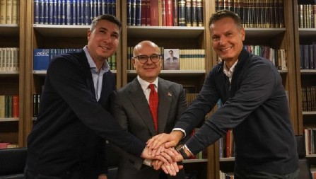 "DOBRO DOŠLI U NAŠU PORODICU": Vučević prisustvovao učlanjenju proslavljenih sportista u redove SNS (FOTO)