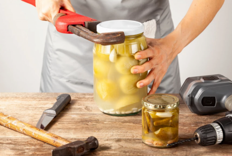 LJUDI NE MOGU DA VERUJU KOLIKO JE LAKO Ovaj trik zauvek će promeniti način na koji otvarate tegle (VIDEO)