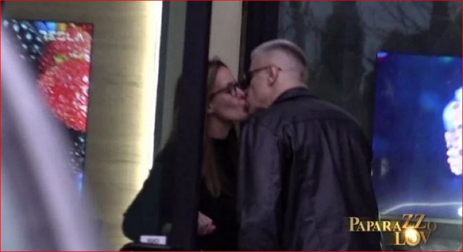 PEVAČ SE DOHVATIO SA 18 GODINA MLAĐOM NASRED ULICE! Par ne može da obuzda emocije, kamera sve zabeležila!