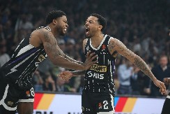 HAOS NA KRAJU UTAKMICE Džons i trener Olimpijakosa u klinču, varničilo na sve strane (VIDEO)