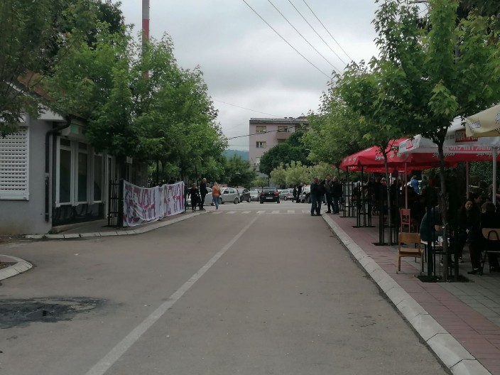 UZBUNA U ZVEČANU! U blizini zgrade opštine bačena eksplozivna naprava