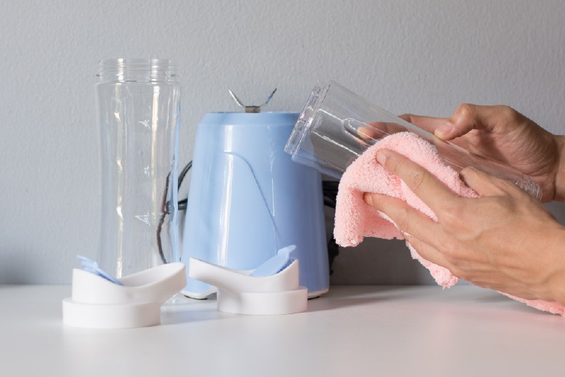 OČISTITE BLENDER ZA MANJE OD 60 SEKUNDI A nema ni rastavljanja ni ribanja