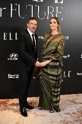 NIJE SE ZNALO KO JE OD NJIH DVOJE LEPŠI  Čuveni šmeker i u 64. godini dominira, a ona kao lepotica iz bajke