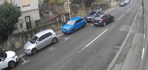 UZNEMIRUJUĆE! Devojka visi na vratima, automobil je vuče po ulici! (VIDEO)