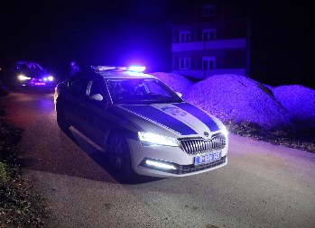 DRAMA U BEOGRADU! Devojka (23) ubola muškarca nožem tokom žestoke svađe na Zvezdari!