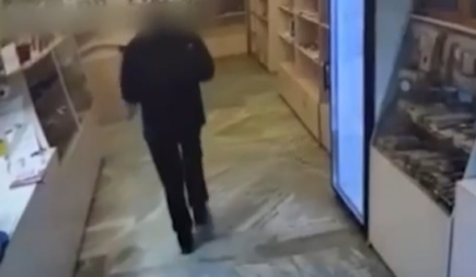 MUŠKARAC (21) UKRAO NOVAC IZ CRKVENE RADNJE Pljačka  zabeležena kamerama za video nadzor (VIDEO)