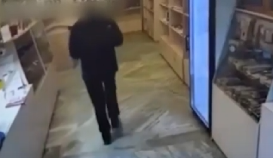 MUŠKARAC (21) UKRAO NOVAC IZ CRKVENE RADNJE Pljačka  zabeležena kamerama za video nadzor (VIDEO)