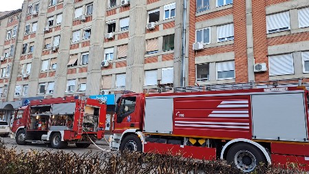 IZBIO POŽAR U STANU U KIKINDI! Crni dim kulja sa trećeg sprata (FOTO/VIDEO)