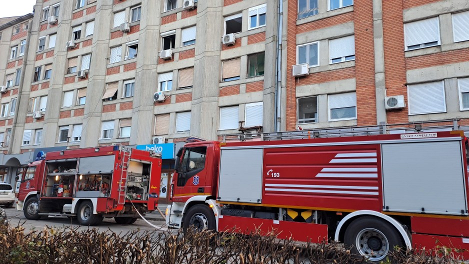 IZBIO POŽAR U STANU U KIKINDI! Crni dim kulja sa trećeg sprata (FOTO/VIDEO)