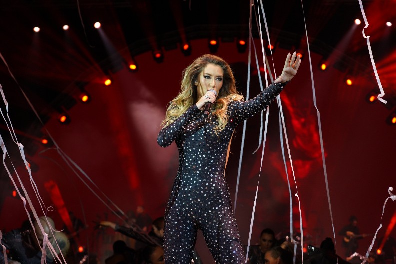 TEA ZAPALILA SKOPLJE!  Pred krcatom dvoranom zapevala Tošetovu pesmu, 12 hiljada ljudi pevalo i plakalo u isto vreme (VIDEO)