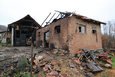 LJUBIŠI POŽAR PROGUTAO DVE KRAVE I 30 KOKOŠAKA! Stigla pomoć Markovićima iz Kutlova kojima je izgorela štala! (FOTO)