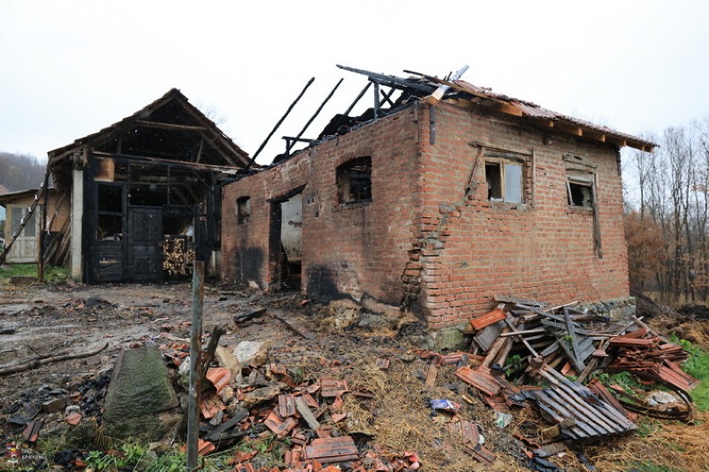LJUBIŠI POŽAR PROGUTAO DVE KRAVE I 30 KOKOŠAKA! Stigla pomoć Markovićima iz Kutlova kojima je izgorela štala! (FOTO)