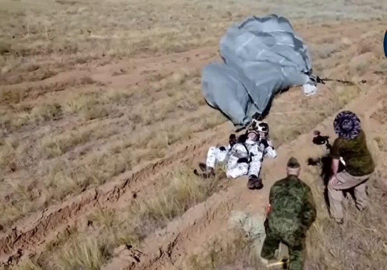 KO AKO NE RUSI: Tri para ruskih padobranca prvi u svetu skočila iz stratosfere (VIDEO)