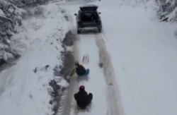 DA LI JE OVAJ ČOVEK NORMALAN? ŠTA TO RADI SA DECOM? Ljudi šokirani snimkom sa srpske planine (VIDEO)