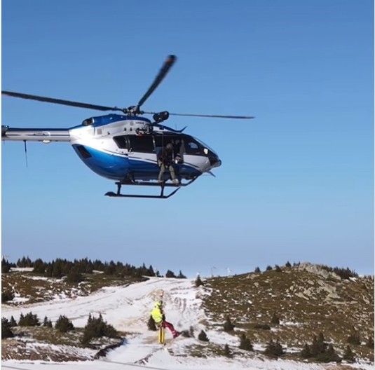 FILMSKA AKCIJA SPASAVANJA SKIJAŠA NA KOPAONIKU! Iz helikoptera spasioci GSS spušteni na krov gondole (VIDEO)