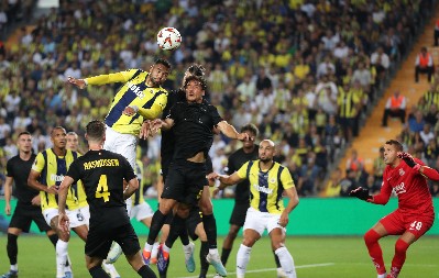 FENER ISKORISTIO KIKS GALATASARAJA Tadić asistirao, Džeko pogodio