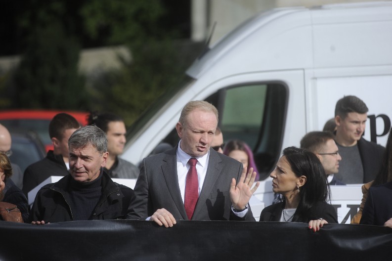 KURTI ORGANIZUJE PROTESTE PROTIV VUČIĆA U CIRIHU! Koristi Savov, Đilasov i Marinikin scenario - na delu udružena kampanja