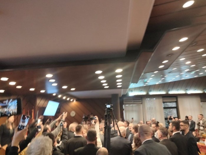 UŽAS U GRADSKOJ SKUPŠTINI! Miran Pogačar napao gradonačelnika Milana Đurića