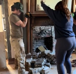 BRAČNI PAR RENOVIRAO KUĆU STARU 124 GODINE, PA DOŽIVEO ŠOK Pronašli skriveni predmet iza kamina, sada svi postavljaju samo jedno pitanje! (VIDEO)