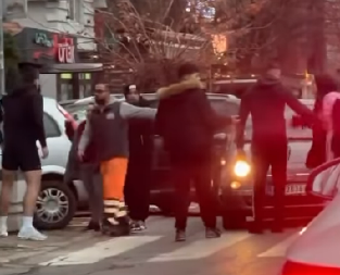 PRVI SNIMAK NAPADNUTE VODITELJKE! Uznemirujuće scene na ulici, sedmorica muškaraca oko nje, brat došao da je brani (VIDEO)