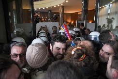 KO ZAPRAVO KOORDINIRA HAOSOM? Opozicija nasilje sa ulica prenela u Skupštinu Grada Novog Sada (VIDEO)