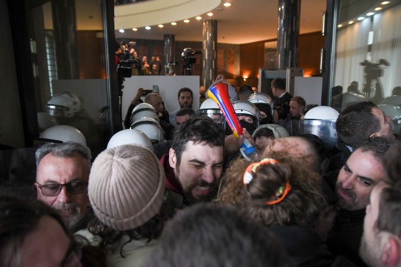 KO ZAPRAVO KOORDINIRA HAOSOM? Opozicija nasilje sa ulica prenela u Skupštinu Grada Novog Sada (VIDEO)