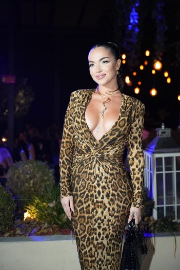 O STAJLINGU TEODORE DŽEHVEROVIĆ BRUJE SVI! Tigrasta haljina pripijena uz telo, obline samo sevaju (FOTO/VIDEO)