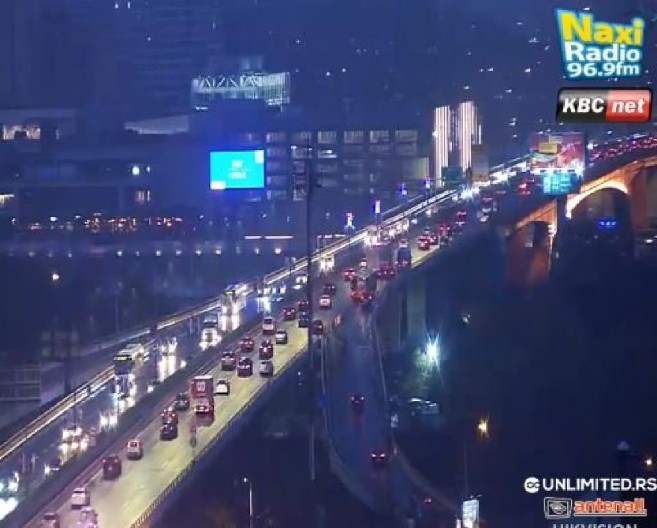 JUTARNJE GUŽVE POČELE PRE SVANUĆA! Na Pančevcu i Gazeli kolone vozila (FOTO)