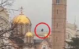 AU BRE, ŠTA JE OVO MAJKO MILA? Čudna pojava na crkvi u Banjaluci šokirala prolaznike, mreže se USIJALE od komentara! (VIDEO)