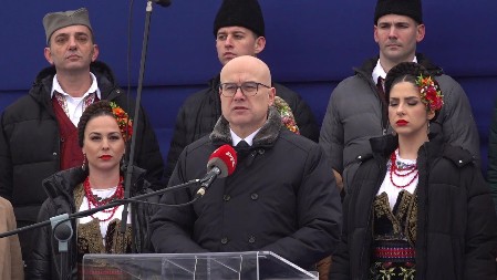 "SLOBODNA I VOJNO NEUTRALNA SRBIJA MNOGIMA DANAS NE ODGOVORA" Vučeić položio venac u Orašcu, državna ceremonija povodom Dana državnosti
