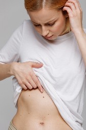 DA LI JE OPASNO KAD IZ MLADEŽA RASTE DLAKA? Doktor objašnjava šta to znači i kako prepoznati kancerogene promene