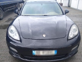 ALBANKA U SKUPOCENOM PORŠEU DOŠLA DO GRANICE, PA USLEDIO ŠOK! Policija odmah oduzela vozilo