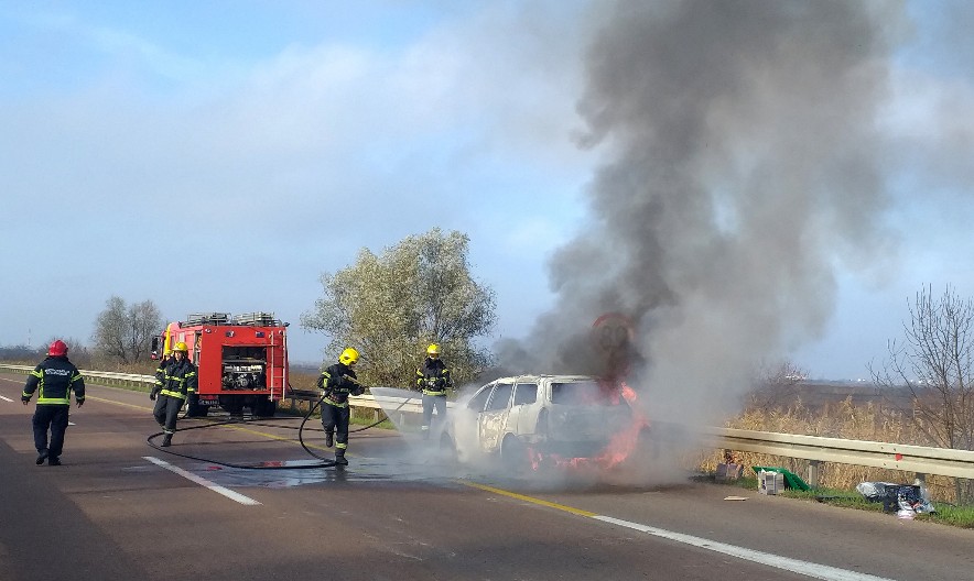 UMRO OD SRČANOG UDARA DOK SU MU GORELA TRI AUTOMOBILA! Poznat identitet čoveka iz Ljukova