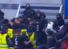 SKANDAL NEVIĐENIH RAZMERA U KOMŠILUKU Navijači uleteli na teren i prebili delegata, jedva izvukao živu glavu (VIDEO)