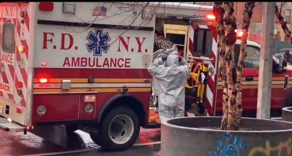 DRAMA ZBOG EBOLE! Doktori u skafanerima hitno prebacuju obolele pacijente u bolnicu u Njujorku! (VIDEO)