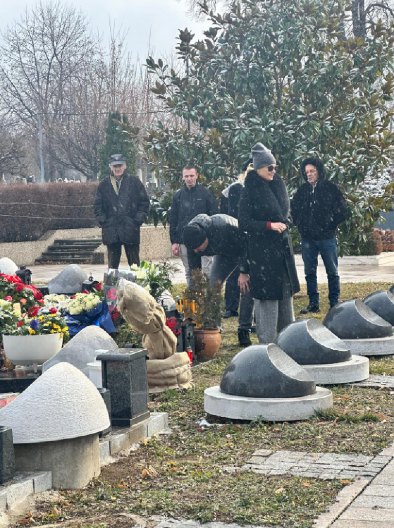NJEGA NIKO NIJE OČEKIVAO NA GROBLJU! Poznati muškarac došao na pomen Šabanu Šauliću (FOTO)