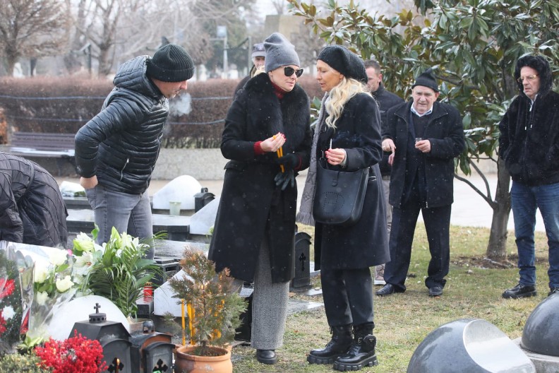 ŠABANOVU SMRT JE JEDVA PREŽIVEO, A DANAS MU SE NIJE POJAVIO NA POMENU Svi su se pitali zašto danas na groblju nema njega, a bili su nerazdvojni!