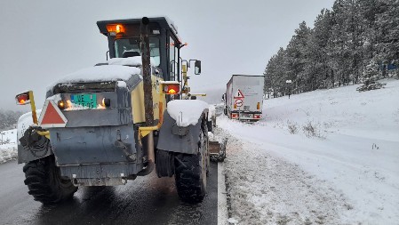 SRBIJU OKOVAO SNEG! 12 sati padao bez prestanka, putari celu noć proveli na terenu (FOTO)