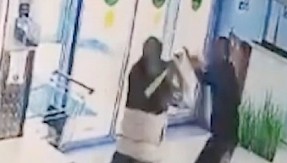 KLINAC BEJZBOL PALICOM TUKAO ČUVARA PRODAVNICE Čovek ga sprečio da ukrade flašu votke, tinejdžer se brutalno osvetio