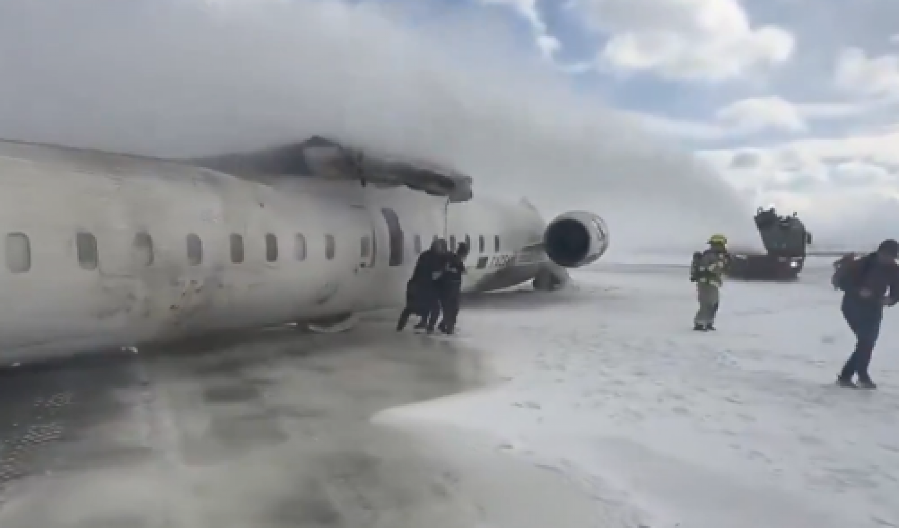 PAO AVION NA AERODROMU U TORONTU