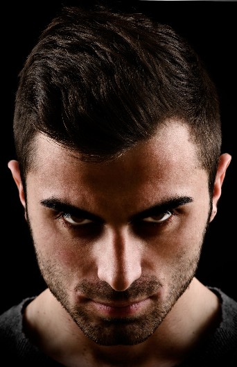 TOLIKO SU OKRUTNI DA IM SE BOLJE SKLONITE SA PUTA Ova 4 znaka su najsurovija kada im se neko zameri, ne biraju reči