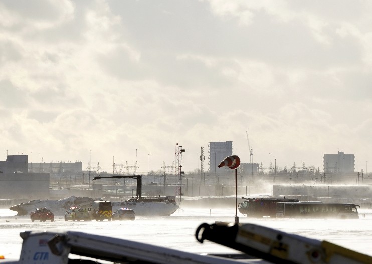 "VISILI SMO NAGLAVAČKE KO SLEPI MIŠEVI, SVE JE GOREO" Preživeli putnici aviona koji je pao u Torontu ispričali jezive detalje