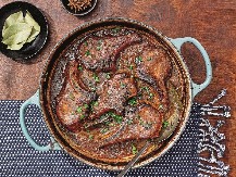 KRMENADLE U SOSU OD PIVA I LUKA Slasno jelo u pikantnom spoju, a meso se lepi za prste