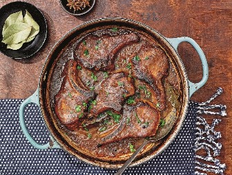 KRMENADLE U SOSU OD PIVA I LUKA Slasno jelo u pikantnom spoju, a meso se lepi za prste