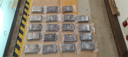 NESVAKIDAŠNJA ZAPLENA NA BAJAKOVU: Na zadnjem sedištu troje maloletne dece, u gepeku 23 kilograma kokaina i pištolji!