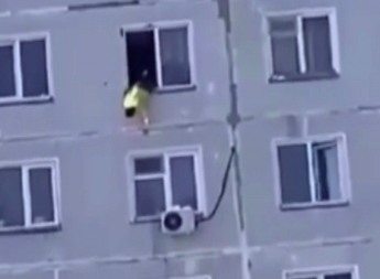 (UZNEMIRUJUĆI VIDEO) ŽENA PALA KROZ PROZOR Kamere sve zabeležile!