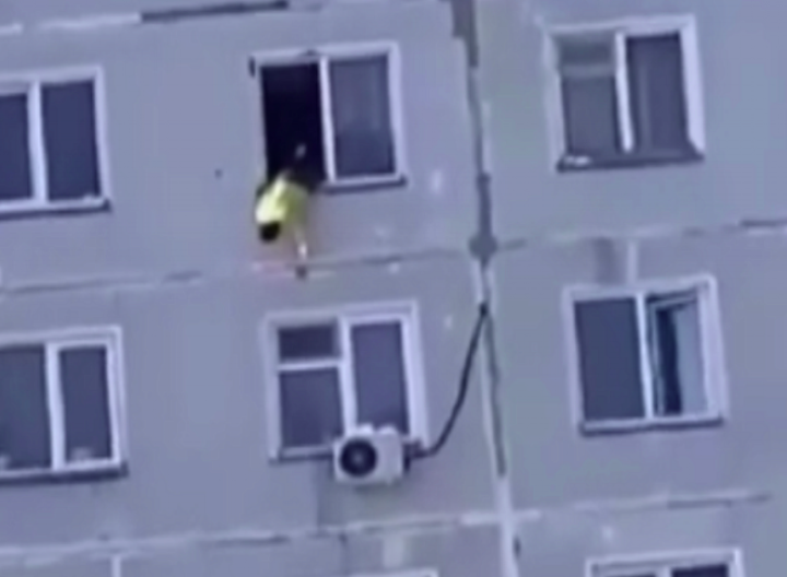 (UZNEMIRUJUĆI VIDEO) ŽENA PALA KROZ PROZOR Kamere sve zabeležile!