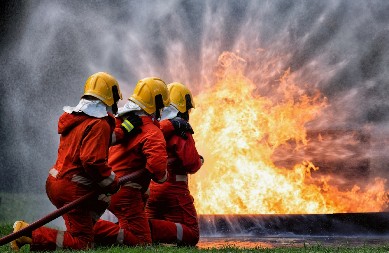 POŽAR U FABRICI Na licu mesta 37 spasilaca